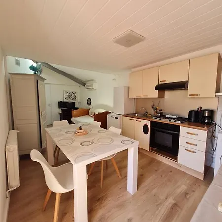 Jolie T2, Avec Cour Privee 아파트